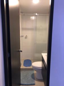 a bathroom with a shower with a toilet and a sink at Apartamento central in Manizales