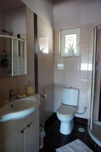Bilik mandi di Lovely Apartment with Private Terrace!!!