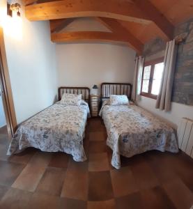 a bedroom with two beds in a room at Casa Castillón in Ceresa