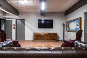 TV a/nebo společenská místnost v ubytování Gardner Hotel & Hostel