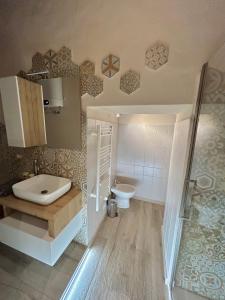 een badkamer met een wastafel en een toilet bij La casina nel convento in Asciano