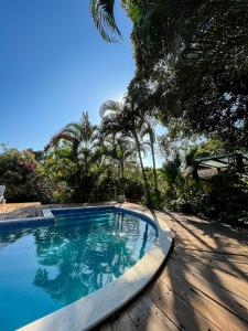 - une grande piscine entourée d'une terrasse en bois dans l'établissement Vila Cizinho, à Itaúnas