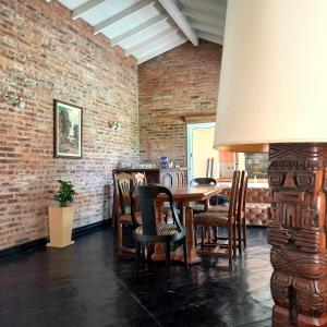 - une salle à manger avec une table et des chaises en bois dans l'établissement CASA BARRIO CERRADO EN LUJAN LA CONCEPCION, à Luján