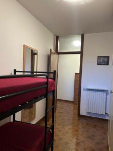 een kamer met 2 stapelbedden en een deuropening bij Marilù in Stezzano