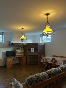 een woonkamer met 2 verlichting en een tafel bij Marilù in Stezzano