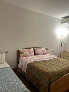 een kleine slaapkamer met een bed en een lamp bij Marilù in Stezzano