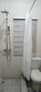 y baño blanco con aseo y ducha. en Bene and Boat Apartments, en Madina