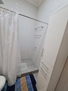 bagno con doccia e servizi igienici. di Bene and Boat Apartments a Madina