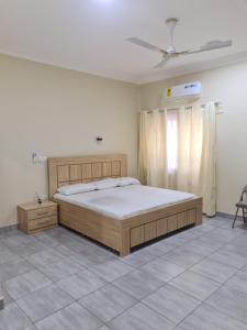 1 dormitorio con 1 cama grande en una habitación en Bene and Boat Apartments, en Madina