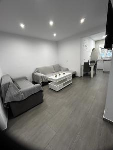 コニル・デ・ラ・フロンテーラにあるApartamento Conil Playaのソファとコーヒーテーブルのあるリビングルーム