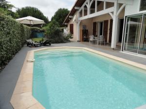 Bazén v ubytování Le Soleil Couchant nebo v jeho okolí