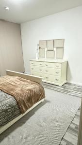- une chambre avec un lit et une commode dans l'établissement Wohnung im Zentrum von Essen, à Essen