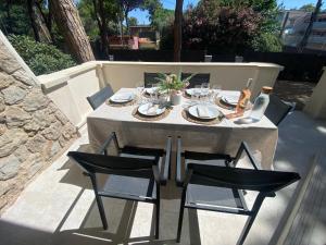 a table and chairs sitting on a patio at Fantastica casa con piscina a 5 min a pie del mar - Sorramar in Gavà