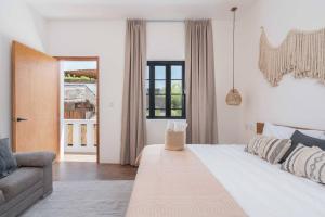 トゥルムにあるPrivate villa Maxanab 7rooms pool + Beach clubの大きな白いベッドとソファのある寝室
