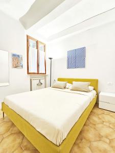 フェラーラにあるAMA Ferraraの白いベッドルーム(大型ベッド1台付)