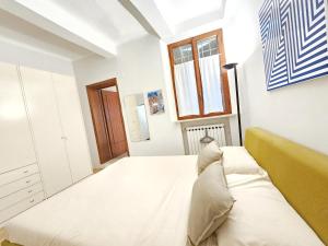 een slaapkamer met een bed en een bank erin bij AMA Ferrara in Ferrara