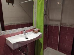 een badkamer met een wastafel en een douche bij Hotel Cabo Ortegal in Cariño