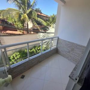 balcón con vistas a una palmera en POUSADA PARAISO da BARRA DA TIJUCA en Río de Janeiro