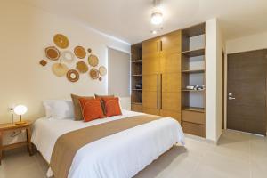 Postel nebo postele na pokoji v ubytování Santamar by Tao Beach Condos with Pool & Walk to Ocean