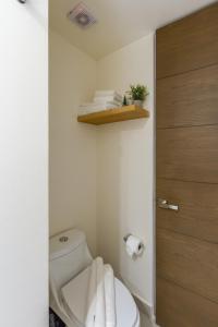 Koupelna v ubytování Santamar by Tao Beach Condos with Pool & Walk to Ocean