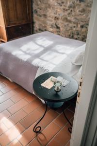 a bed with a table next to a bed at Agriturismo Le Valli in Casciana Terme