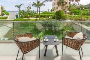 Balkón nebo terasa v ubytování Santamar by Tao Beach Condos with Pool & Walk to Ocean + 37 fotografií