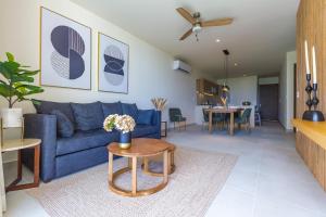 Posezení v ubytování Santamar by Tao Beach Condos with Pool & Walk to Ocean