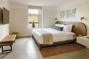 納許維爾的住宿－Drift Nashville，一间卧室设有一张大床和一个窗户。