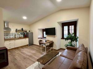 庫迪列羅的住宿－la Casina Lopez，客厅配有沙发和桌子
