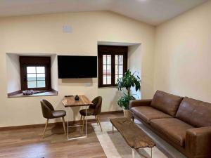 クディレロにあるla Casina Lopezのソファとテーブルのあるリビングルーム