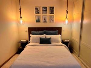 庫迪列羅的住宿－la Casina Lopez，一间卧室配有一张带2个床头柜的大床