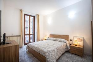 1 dormitorio con 1 cama y TV en Casa Malu', en Legnano