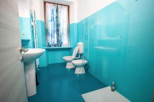 Baño azul con aseo y lavamanos en Casa Malu', en Legnano