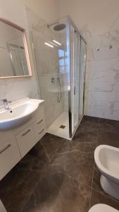 uma casa de banho com um chuveiro, um lavatório e um WC. em La Milanese - New apartment - Closed to Metrò ISOLA em Milão