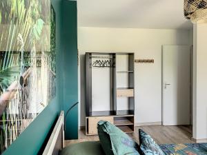 Posezení v ubytování Chambre Evasion - SDB WC Privatif - Entrée autonome - Grande TV NETFLIX