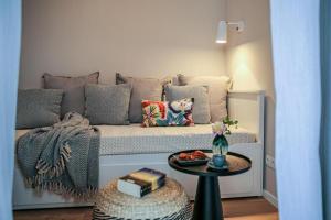 a couch with pillows and a table in a room at Premium Ferienwohnung mit Meerblick in Timmendorfer Strand +13 photos