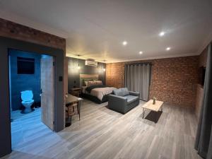 北阿利瓦尔Lemon Tree Guest House的客厅里有一张沙发和一张床