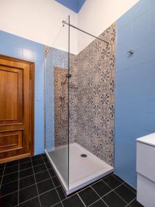 een douche met een glazen deur in de badkamer bij Pitti Mannelli Suite in Florence