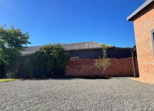 北阿利瓦尔Lemon Tree Guest House的砖砌房屋,设有砖墙和车道