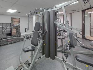 un gimnasio con varias cintas de correr y máquinas en Sundestin Beach Resort, en Destin