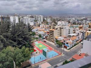 vista aerea di una città con campo da basket di Departamento en Cayma ad Arequipa