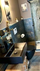 een badkamer met een wastafel, een toilet en een douche bij Pension Victoria in Halberstadt