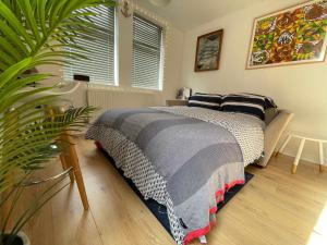 מיטה או מיטות בחדר ב-The Rocks - Sun Decked Duplex & Cliff Side Jewel