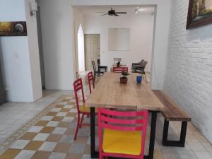 a dining room with a wooden table and chairs at Habitación doble Hotel Chapultepec-Americana in Guadalajara