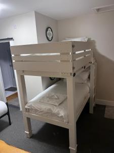 Woolaway 2 في تونتون: سرير بطابقين أبيض في غرفة مع رف