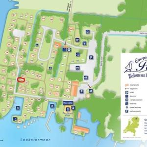 een kaart van een park met gebouwen en auto's bij Het Bruggetje Leekstermeer in Matsloot