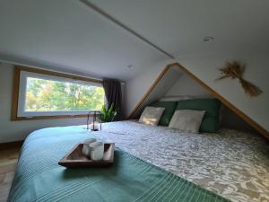 um quarto com uma cama grande e uma janela em Tiny House Les nuits du Verger em Couëron