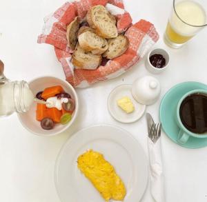 una mesa con un plato de comida y una taza de café en Dolce Lobo Boutique Stay, en Quito