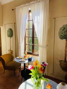un soggiorno con tavolo e finestra di La Vieille Demeure a Torreilles