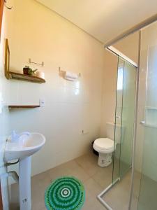 ein Bad mit einem Waschbecken und einem WC in der Unterkunft Residencial Mãe terra in Bombinhas